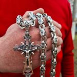 kruis met ketting